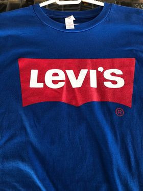 Levis sötétkék póló; L méret